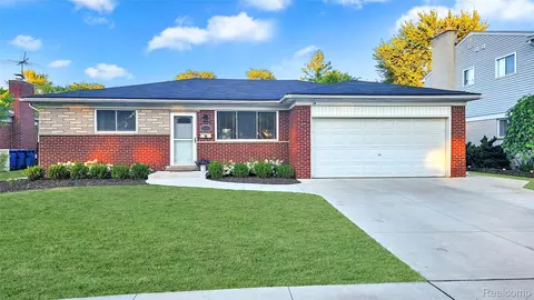 29666 Apolonia Dr, Warren, MI 48092