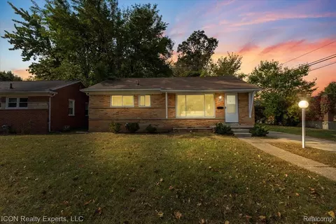 24811 Sherman St, Oak Park, MI 48237