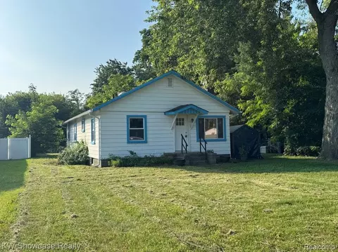 5821 Felske Dr, Brighton, MI 48116