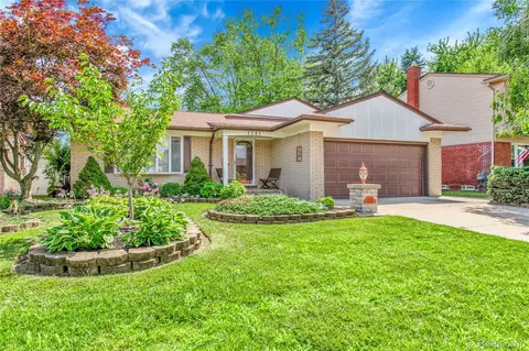 3281 Brookshire St, Trenton, MI 48183
