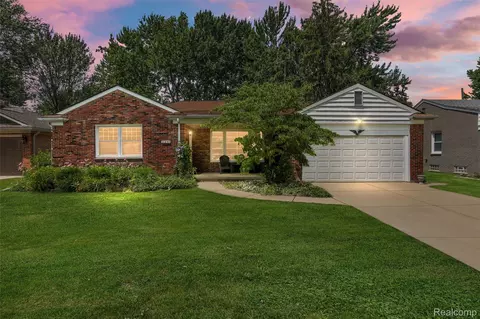 21235 River Rd, Grosse Pointe Woods, MI 48236
