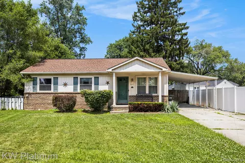 8125 Ogden Dr, Sterling Heights, MI 48314