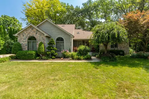6939 W Ridge Dr, Brighton, MI 48116