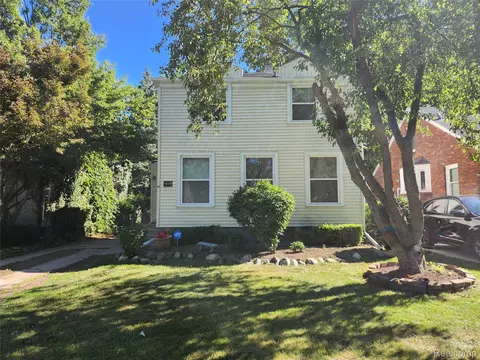 1419 Roslyn Rd, Grosse Pointe Woods, MI 48236