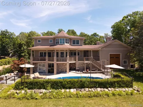16217 Cove Dr, Linden, MI 48451
