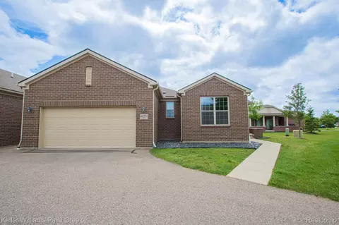 49231 Hanna Ct, Macomb, MI 48042