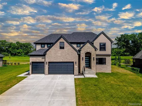 1667 Royal Birkdale Dr, Oxford, MI 48371