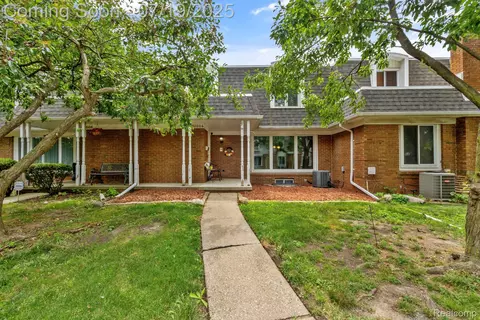 32604 Barclay Sq, Warren, MI 48093