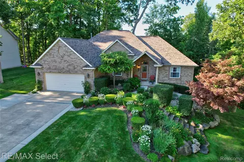 4278 Springwood Ct, Fenton, MI 48430