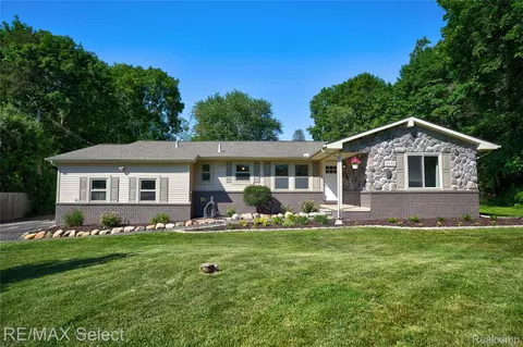 2456 N Tipsico Lake Rd, Hartland, MI 48353