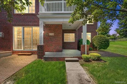 6713 Boulder Pointe Dr, Washington, MI 48094