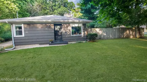 6990 Northland Dr NE, Rockford, MI 49341
