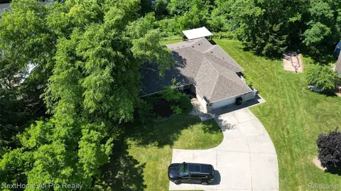 3 Lakeridge Dr, Adrian, MI 49221