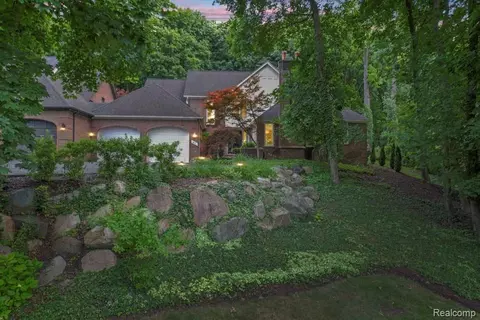 41 Vaughan Ridge Rd, Bloomfield Hills, MI 48304