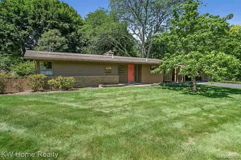 5660 Crabtree Rd, Bloomfield Hills, MI 48301