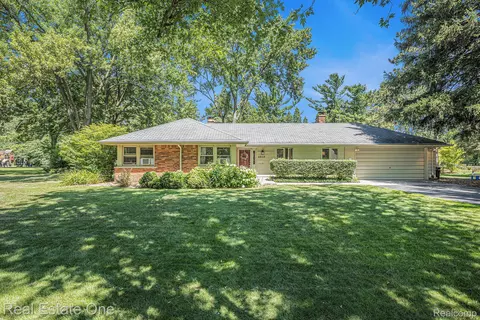 2846 Pine Hill Dr, Troy, MI 48098