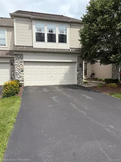519 Dockside Cir, Holly, MI 48442