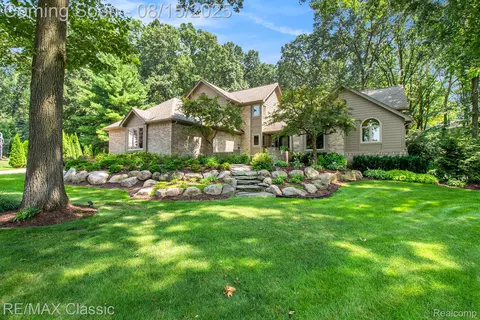 1105 Winding Way Ct, Milford, MI 48381