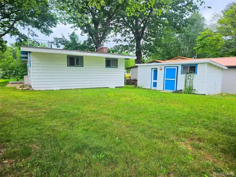 942 Pequot Ln, Hope, MI 48628