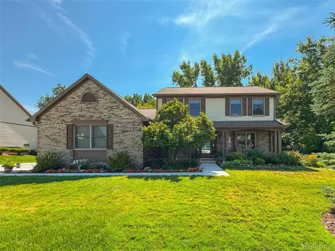 2097 Huntington Dr, Lake Orion, MI 48360