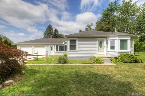 2139 Jones Rd, Waterford, MI 48327