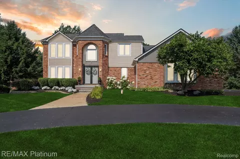 1743 W View Trl, Howell, MI 48843