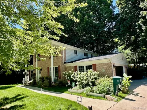 3627 Kerry Dr, Troy, MI 48084