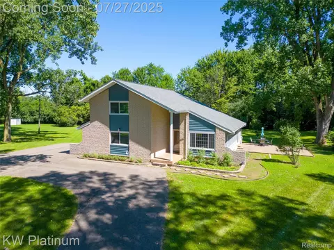 29300 Murray Crescent Dr, Southfield, MI 48076
