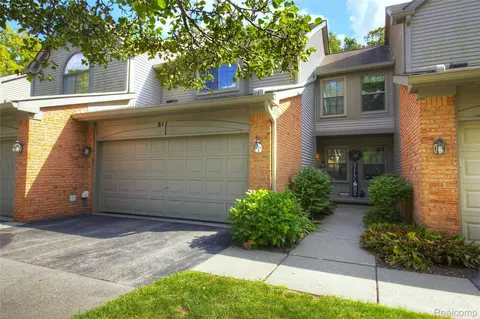 811 Woodridge Hills Dr, Brighton, MI 48116