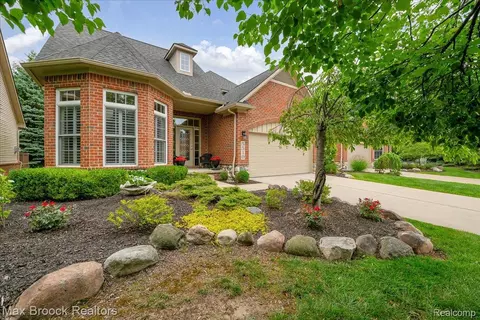 5510 River Park Dr, Waterford, MI 48327