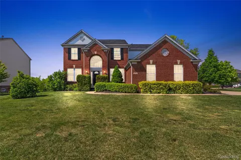 6241 Sapphire Ct, Grand Blanc, MI 48439