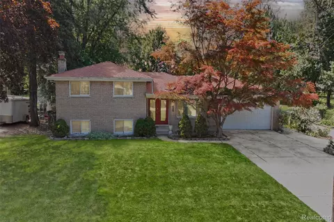 19146 Mckinnon St S, Roseville, MI 48066