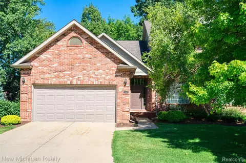 3130 Harbor Pointe Cir, Fenton, MI 48430
