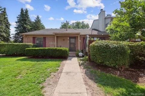 38819 Country Cir, Farmington Hills, MI 48331