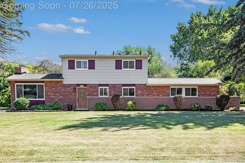 1310 Winchcombe Dr, Bloomfield Hills, MI 48304