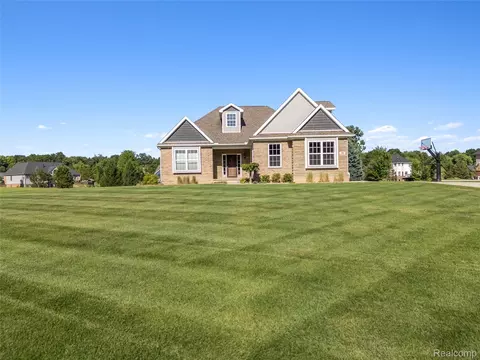 149 W Auburn Trl, Brighton, MI 48114