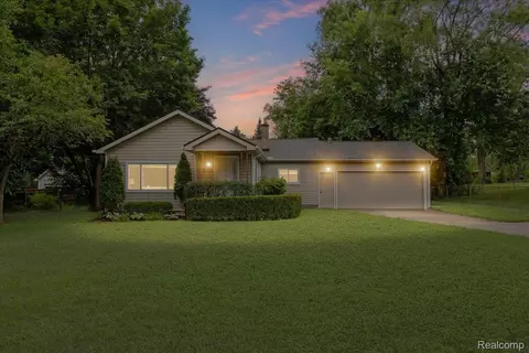 8344 Millis Rd, Shelby Township, MI 48317
