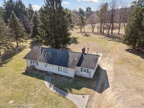 1700 Cooley Lake Rd, Milford, MI 48381