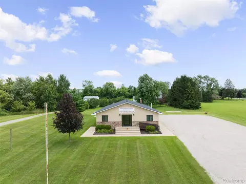 52909 10 Mile Rd, South Lyon, MI 48178