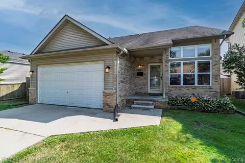 22632 Ridgeway St, Saint Clair Shores, MI 48080