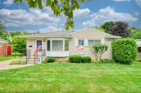 918 Squire Ln, Milford, MI 48381