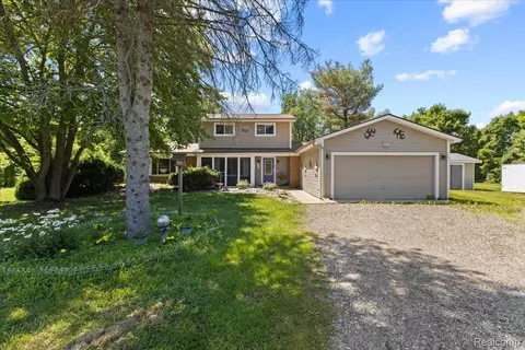 2983 Mckeachie Rd, White Lake, MI 48383