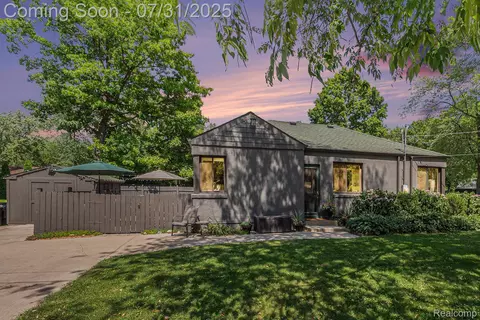 1012 State Rd, Fenton, MI 48430