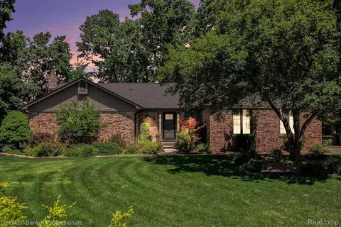 185 Waterview Dr, Lake Orion, MI 48362