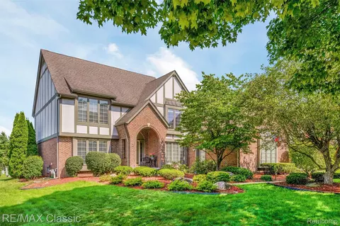20855 Chase Dr, Novi, MI 48375