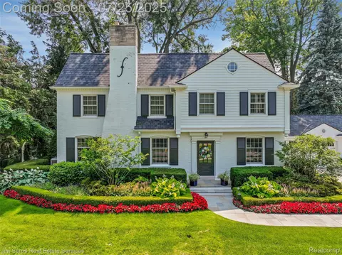 51 Lochmoor Blvd, Village Of Grosse Pointe Shores, MI 48236