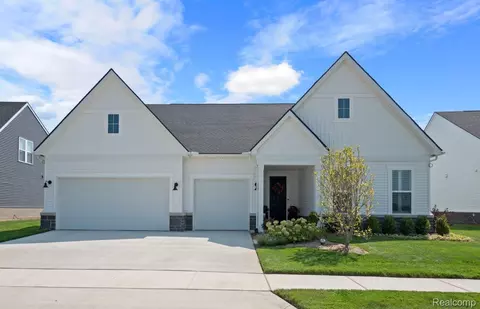 4137 Bay Ter, Milford, MI 48381