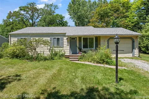 227 W Peterson Dr, Brighton, MI 48114