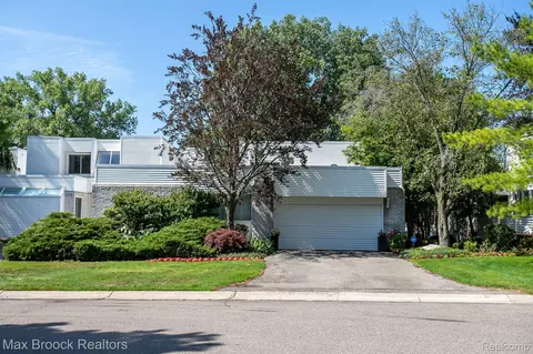 1777 Alexander Dr, Bloomfield Township, MI 48302