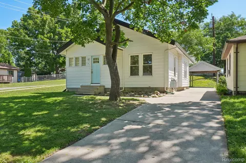131 S Tilden Ave, Waterford, MI 48328
